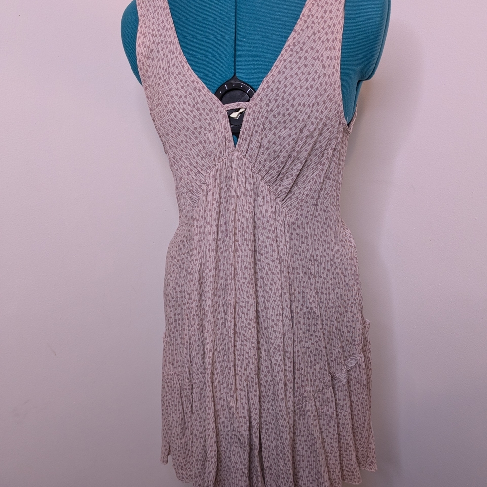 Chic Sleeveless V-Neck Dress in Soft Pink